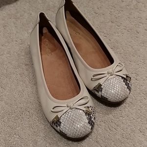 Vionic Ladies Flats Size 6